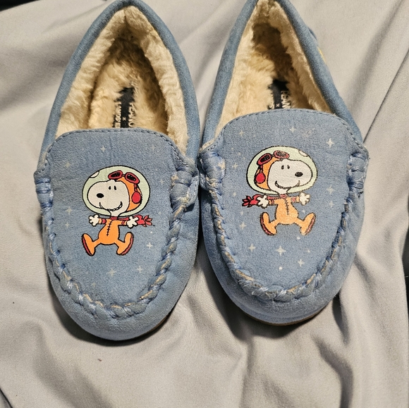 LANDS' END Glow in the Dark Peanuts Snoopy Moccasin Slippers, Size 9 (Toddler) - Picture 1 of 5
